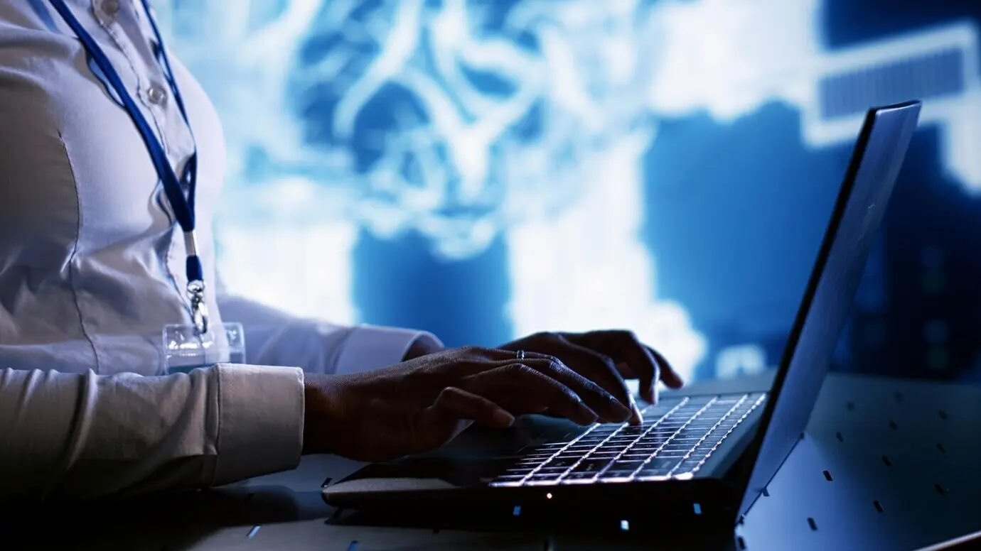 Технически подкованный эксперт пишет скрипт для ИИ.